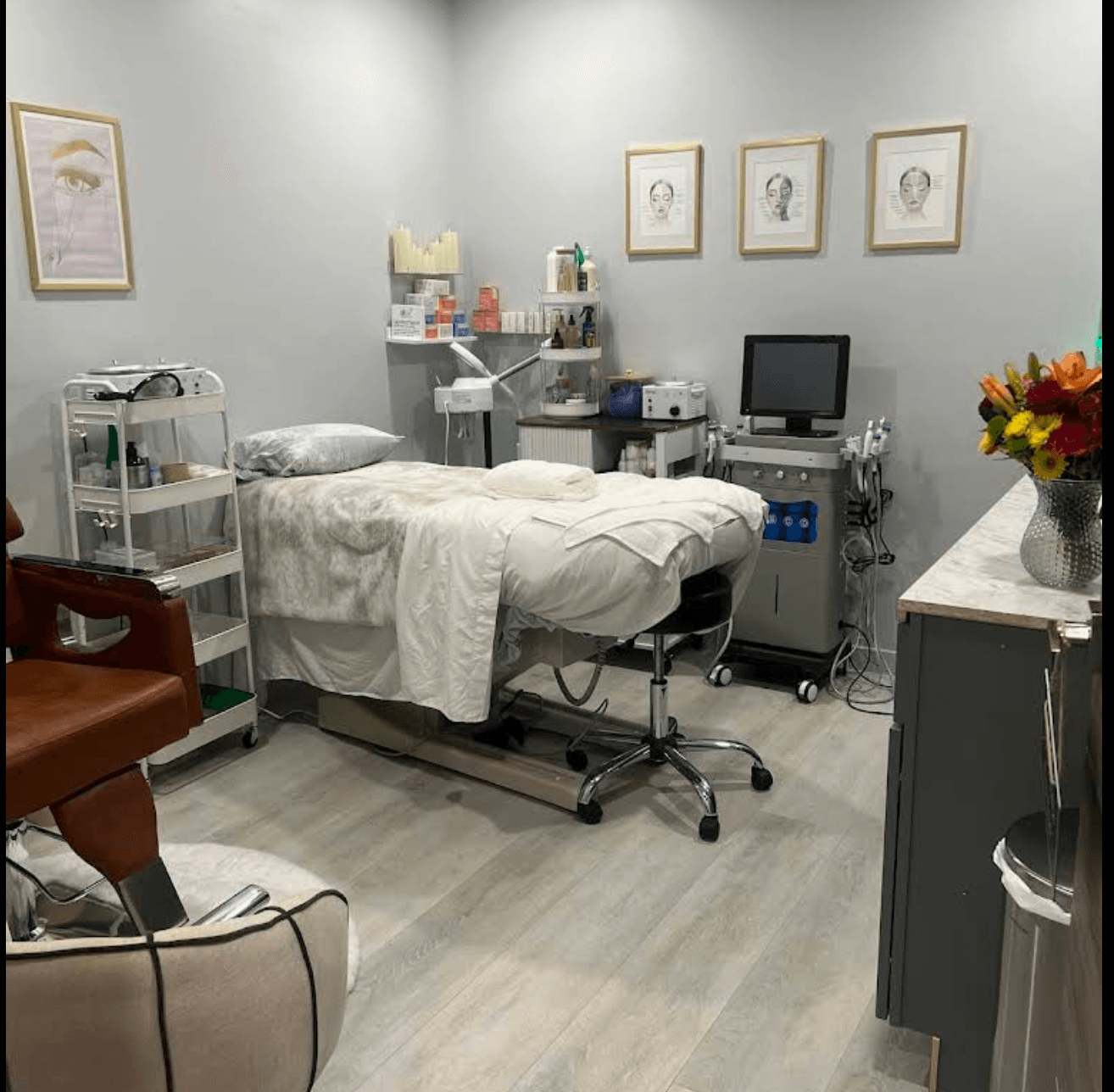 Inside the Glow & Thread treatment room